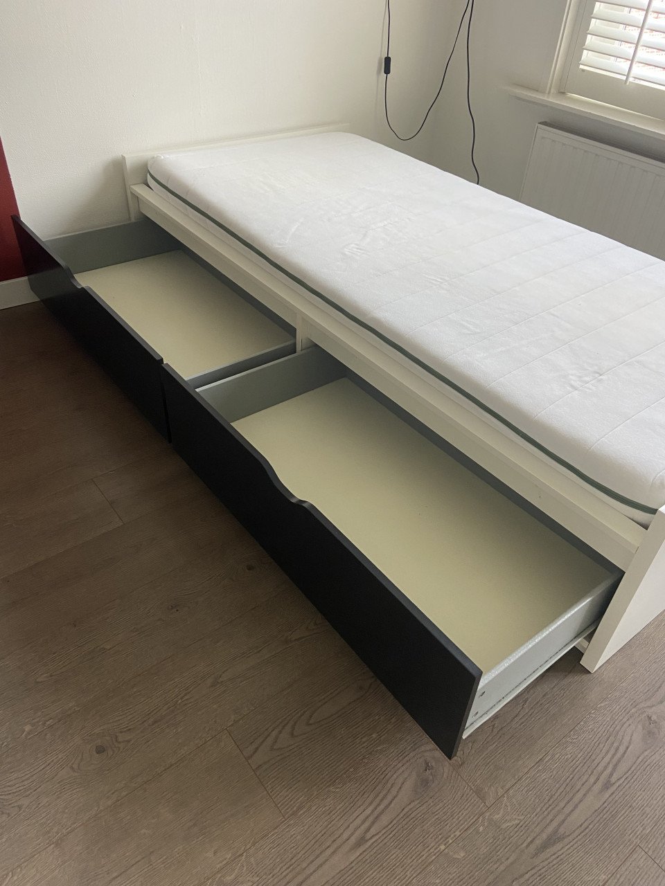 1-pers. bed met grote lades en zit-stand
