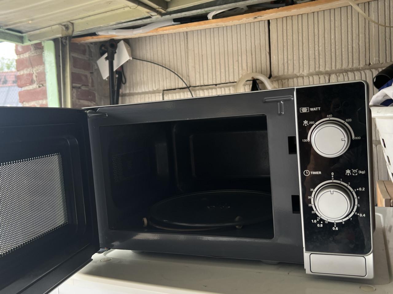 SHARP zilveren solo Magnetron zeer handig en eenvoudig te gebruiken