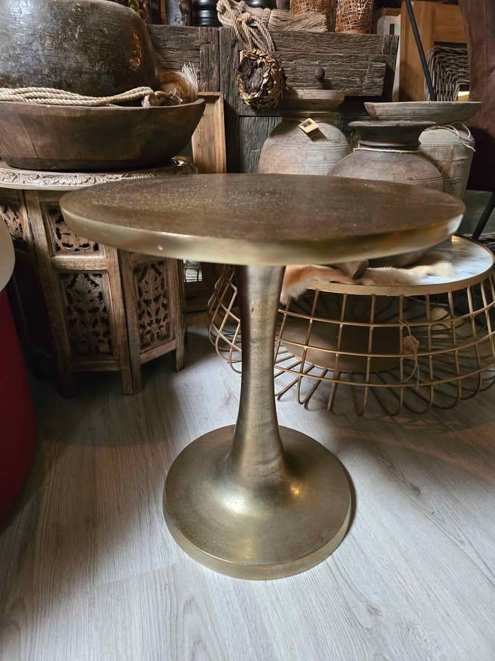 NACHTKASTJES MAAR OOK LEUK EEN METALEN TAFELTJE NAAST BED