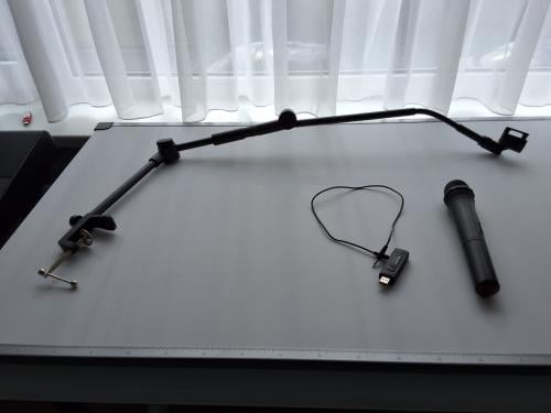 Draadloze microfoon met houder.