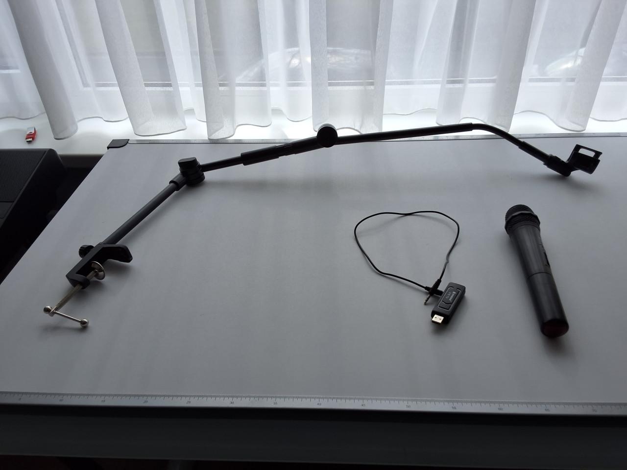 Draadloze microfoon met houder.