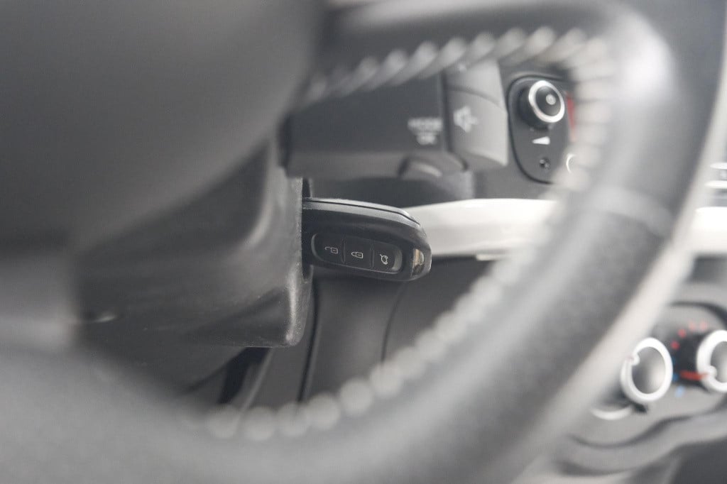 Renault Twingo sce limited | parkeersensoren | bluetooth | airco | 15 inch 