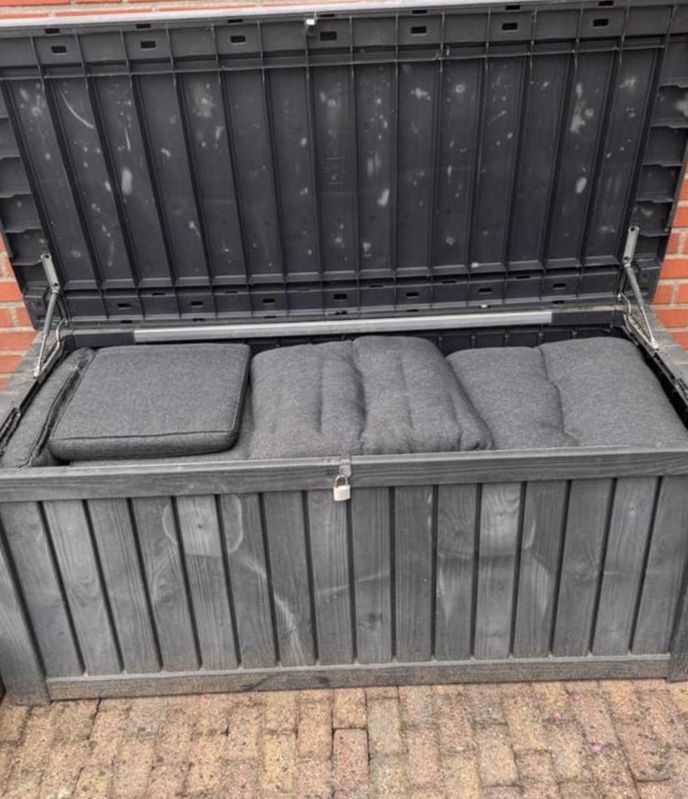 Loungeset + opbergkist voor de kussens [ evt bezorgen !! ]