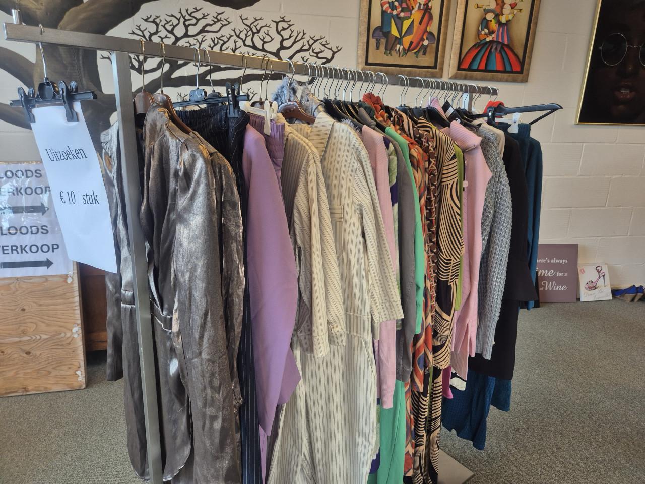 Partij nieuwe dameskleding