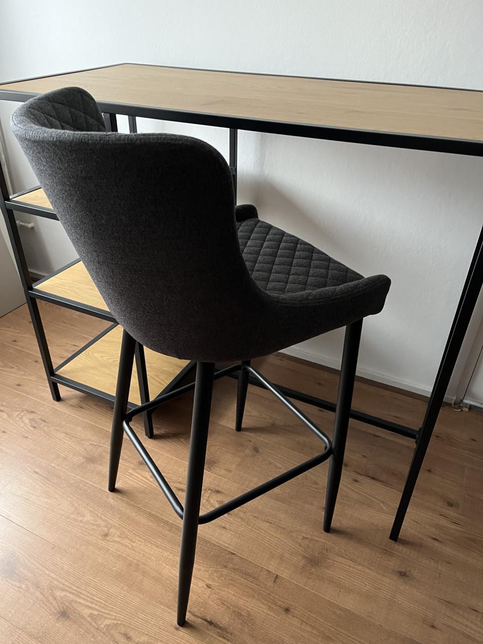 Bartafel met barstoel