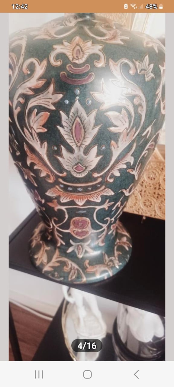 Grote Chinese vaas/urn,  groen-goud bewerkt  39,--€