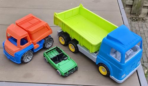 3 speelgoedauto's voor buiten