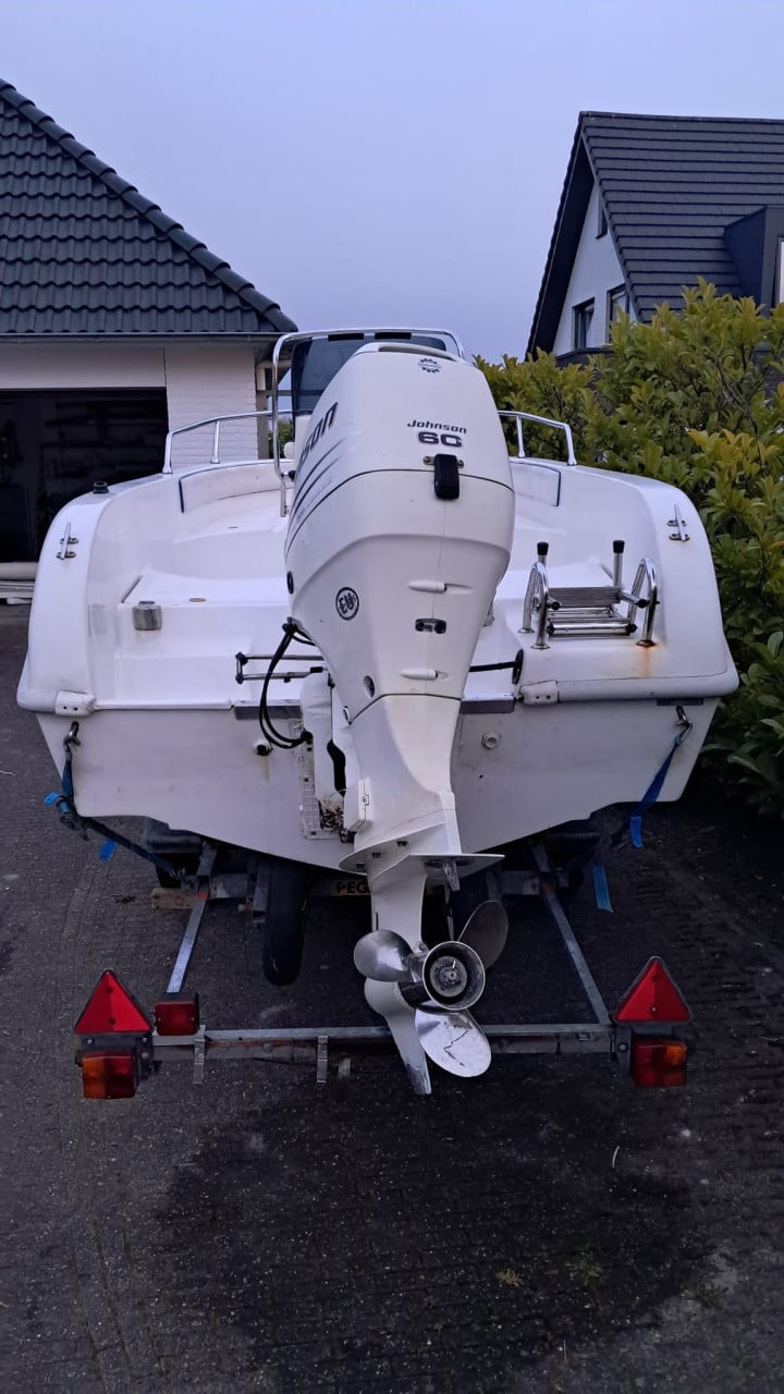 Consoleboot met 60 pk buitenboordmotor en trailer