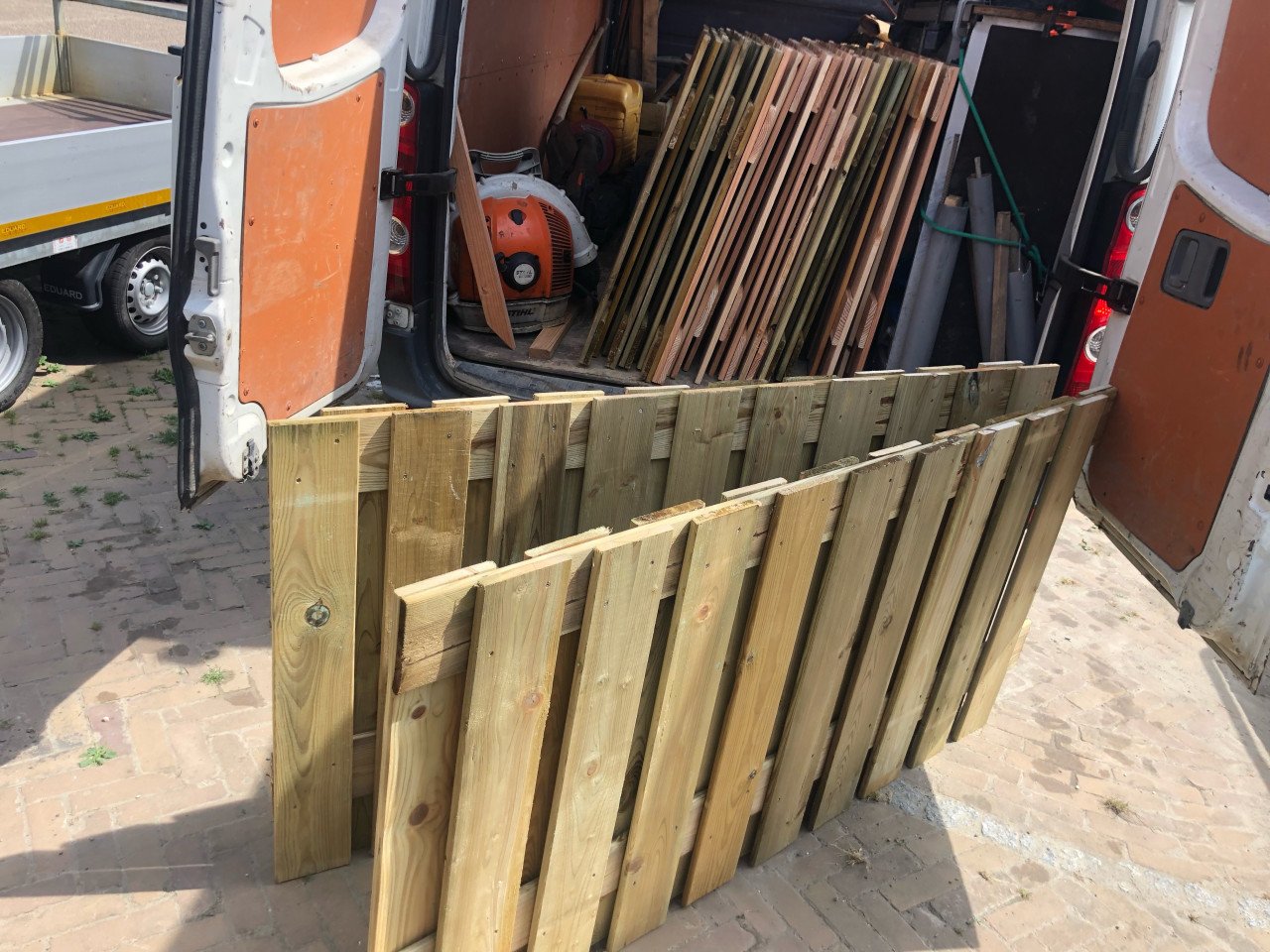 Nieuwe schutting geimpregneerd. gecoate palen en onderplaten.