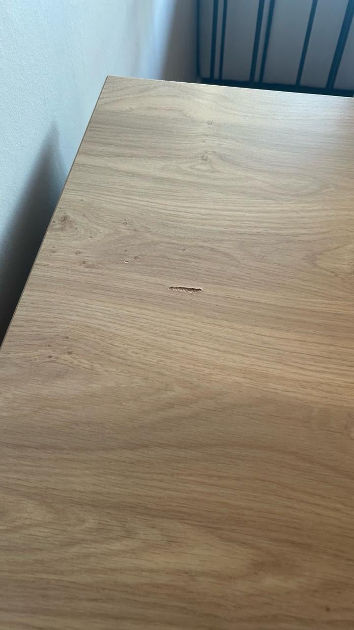 Houten eettafel + 4 bruine stoelen