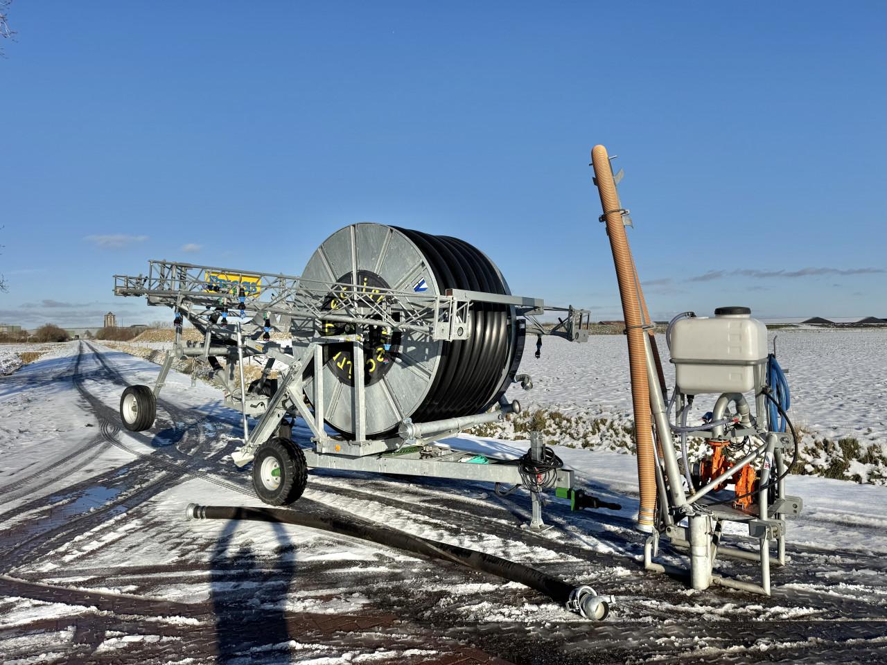 In nieuwstaat gegalvaniseerd haspel met sproeiboom + pomp 300/90