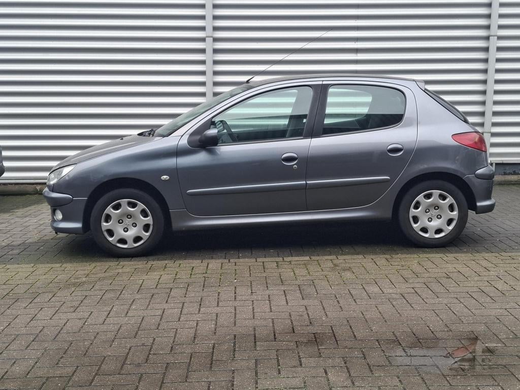 Peugeot 206 1.4i generation 5-drs airco/cruise nieuwe apk!