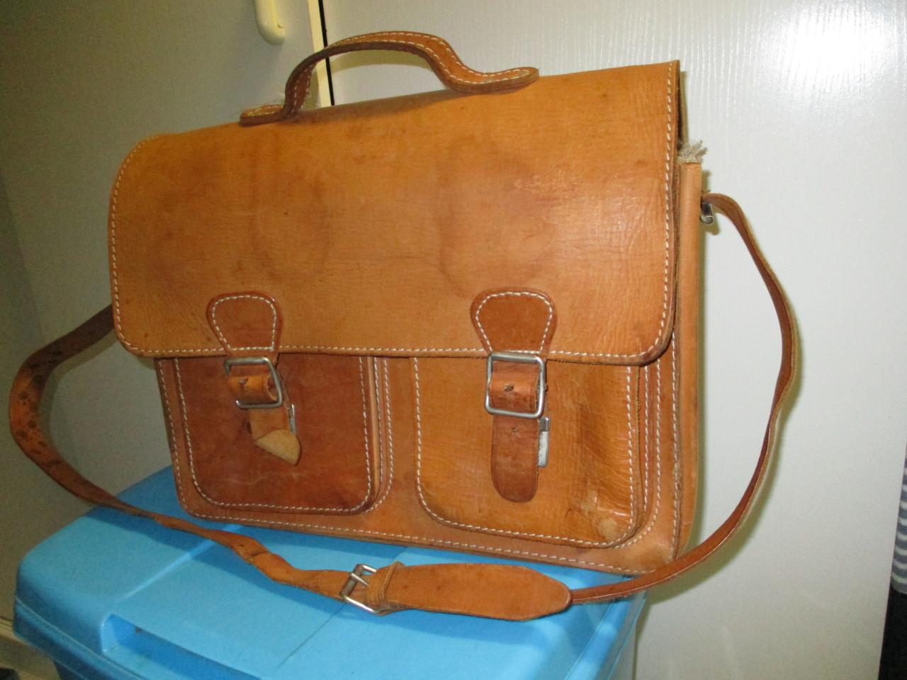 Lederen vintage schooltas met schouderband te koop