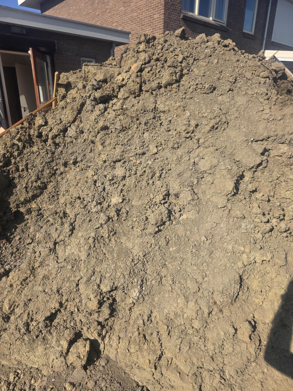 Gratis Schone grond ca 30 kuub scheppen zoveel je wilt