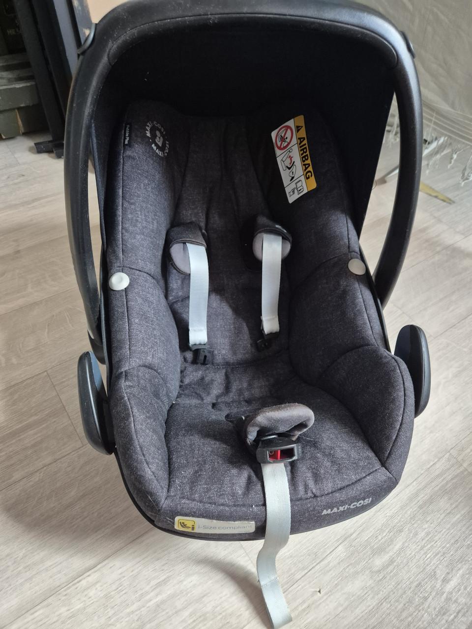 Maxi cosi Pebble plus inclusief family fix voor in de auto