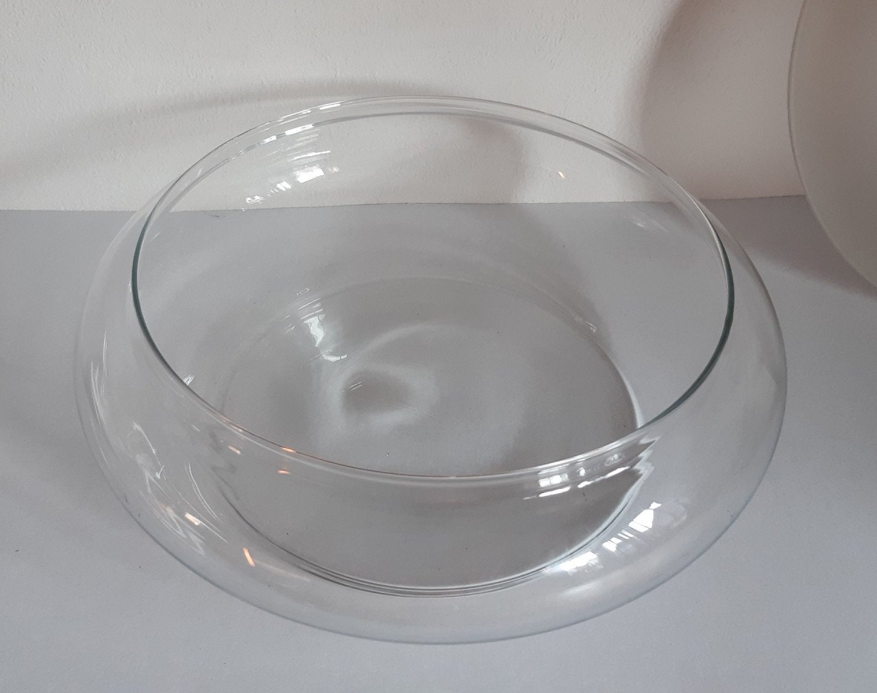 Leerdam glas: koekjes schaal met satiné deksel.