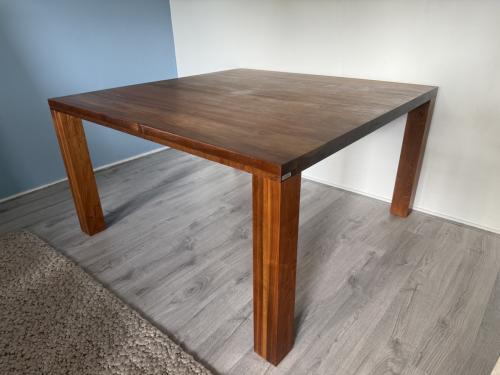 Walnoten eettafel Bert Plantagie 140 x 140 cm