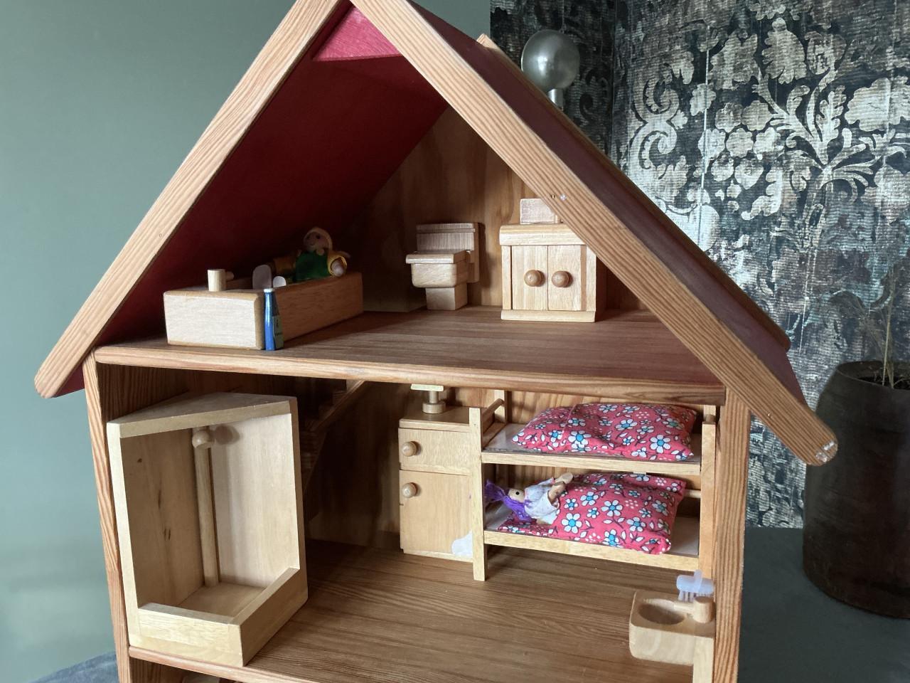 Poppenhuis met houten meubeltjes en accessoires