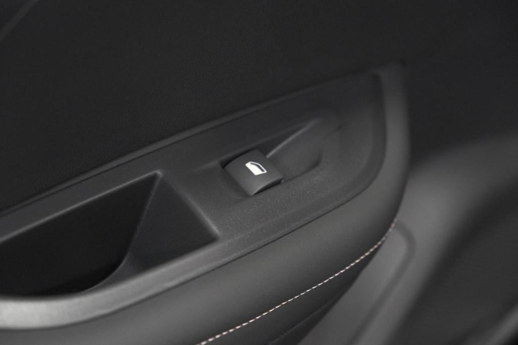 Peugeot E-2008 ev allure 54 kwh | 11 kw lader | warmtepomp | apple carplay 
