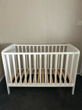 Ledikantje platte spijl (eventueel met matras, zie beschrijving)