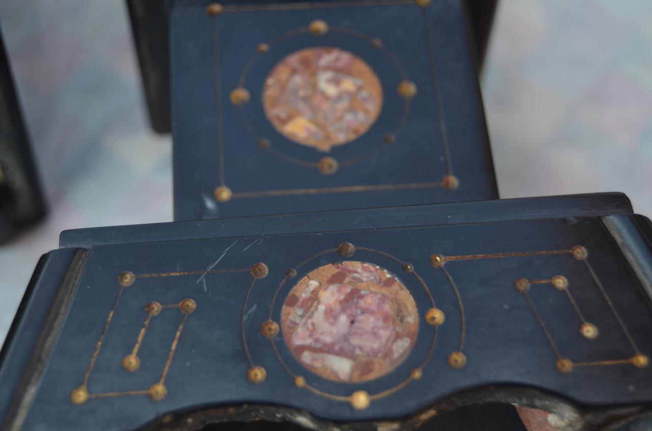 2 Stenen kandelaars deel klokgarnituur 19e eeuws?