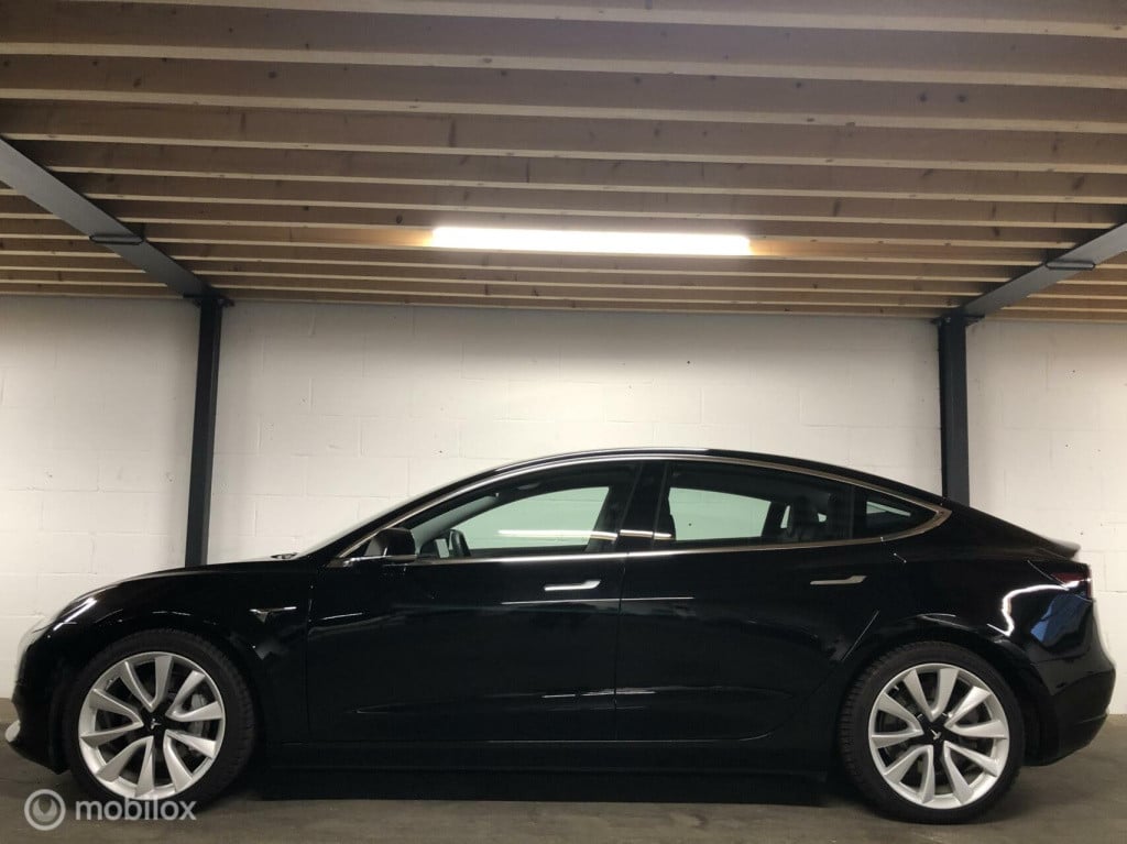 Tesla Model 3 standard rwd plus 60 kwh