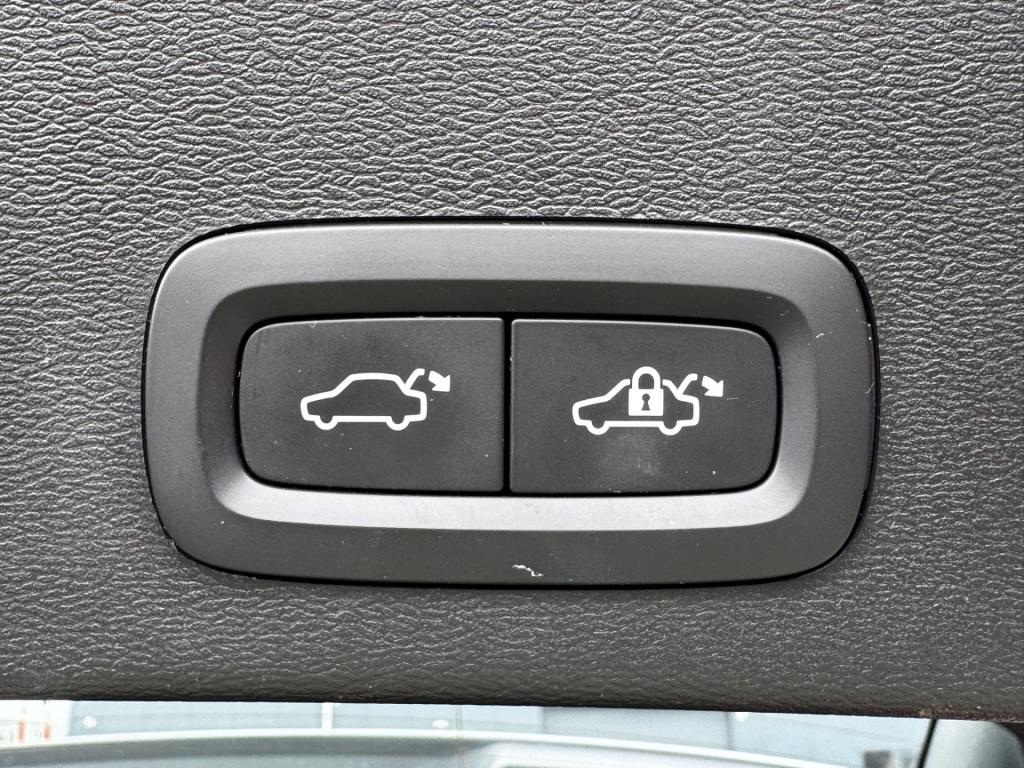 Volvo XC40 1.5 t4 plug-in hybrid plus dark | trekhaak | harman/kardon | win