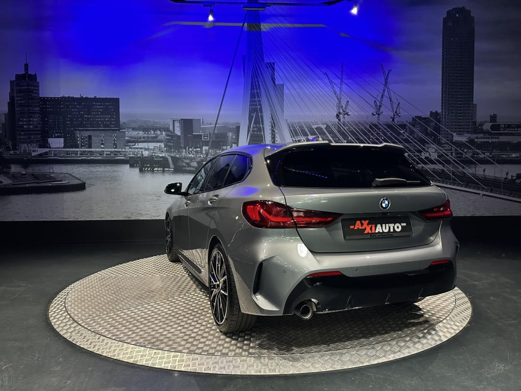 BMW 1 Serie 118i high executive *m-pack*pano*harmankardon*m-technic stoelen