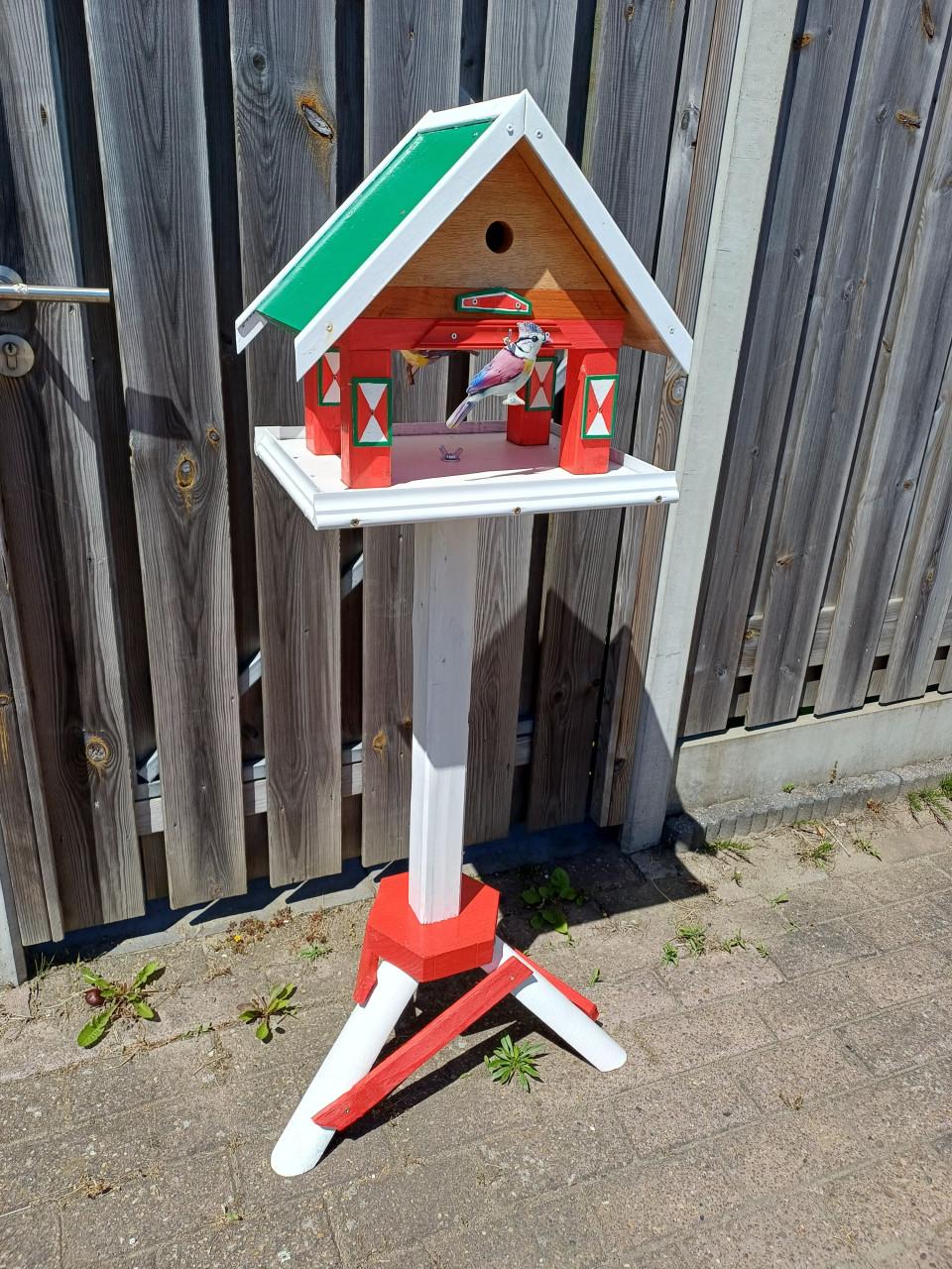 Maya de Bij met ronddraaiende Vleugels  en Allerhande Vogelhuisjes  te Koop
