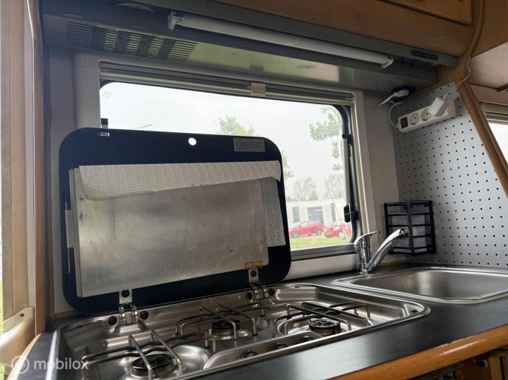 Hymer Onbekend b574 – ruime integraalcamper met vast bed én riant hefbed