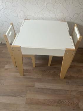 Degelijk kindertafeltje met twee stoeltjes, Kidsworld.
