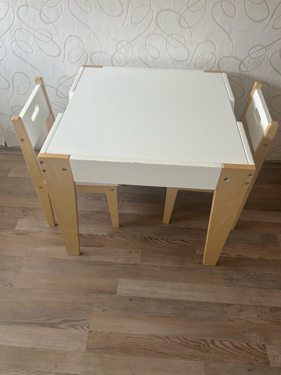 Degelijk kindertafeltje met twee stoeltjes, Kidsworld.