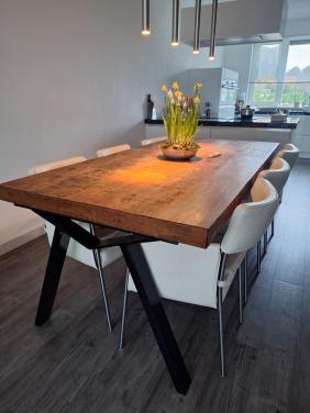 Houten eettafel met 6 stoelen