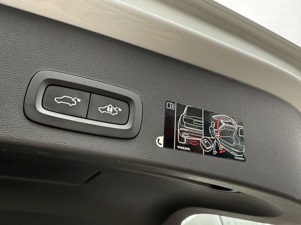 Volvo XC40 t5 262pk recharge business pro| navi| keyless| led| getint glas|