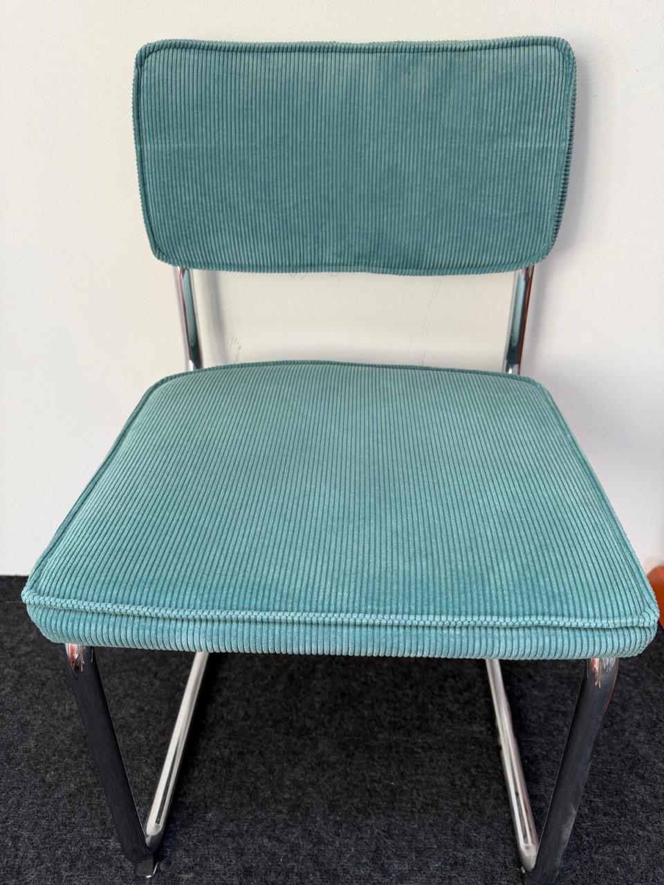 2 blauwe ribstoelen