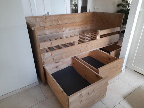 Van Londen steiger houten bed 90 x 200 met 3 laden (in goede nette staat )