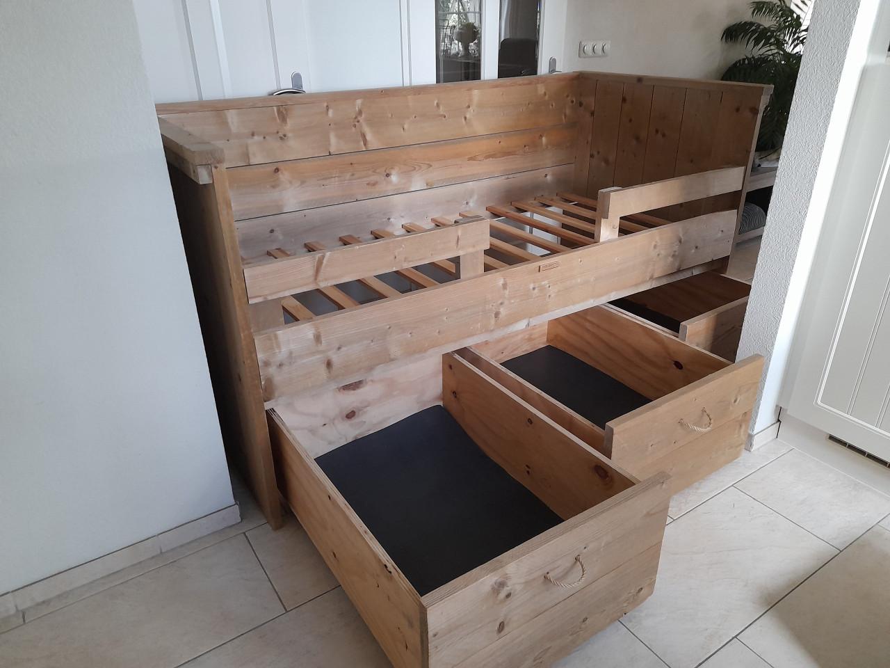 Van Londen steiger houten bed 90 x 200 met 3 laden (in goede nette staat )