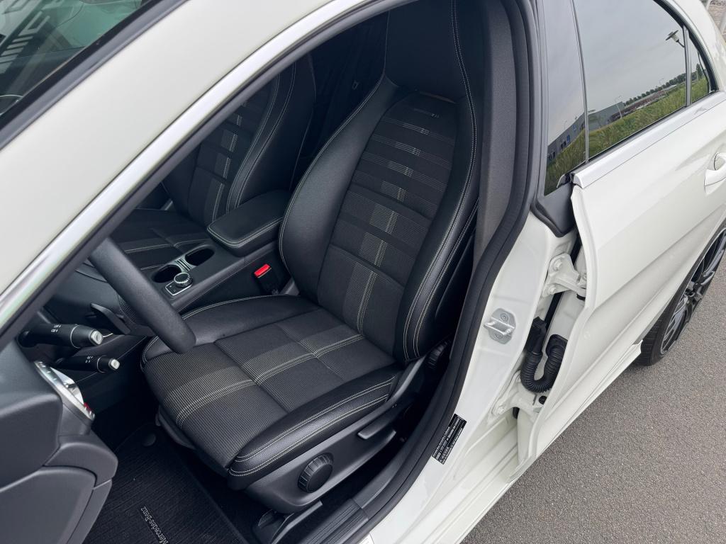 Mercedes-Benz Cla 200 urban automaat , apple-carplay , achteruitrijcamera ,