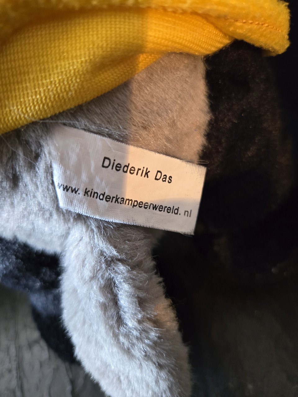 DIEDEREK DE DAS knuffel 30CM Kinderkampeerwereld Mist 2 belletjes van muts