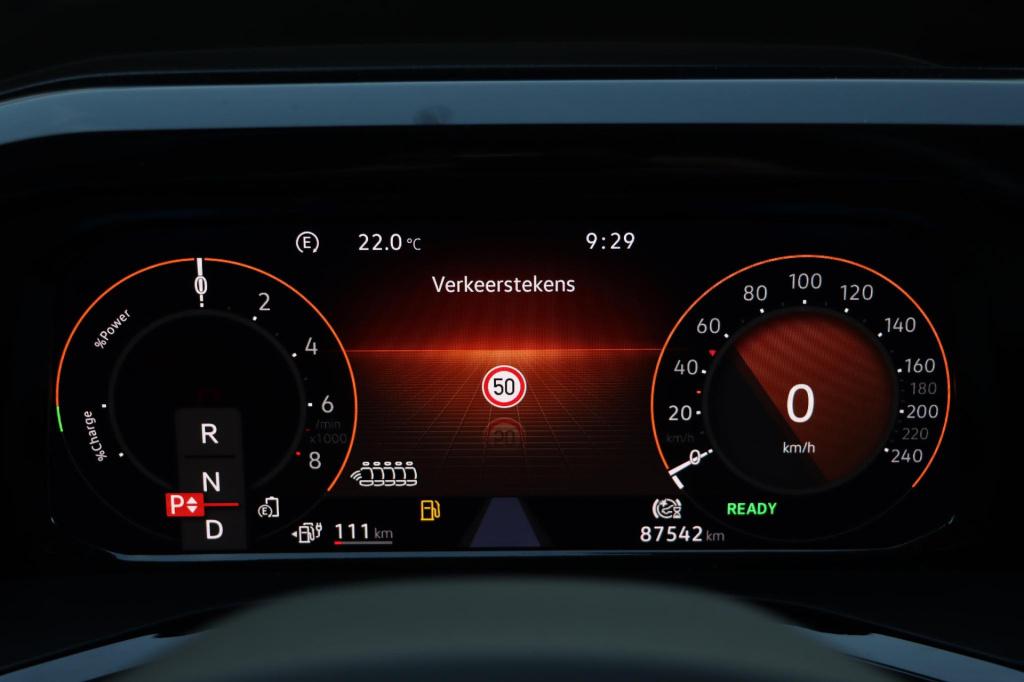 Volkswagen Multivan 1.4 ehybrid life 218pk dsg6 | soh 92,2% |
