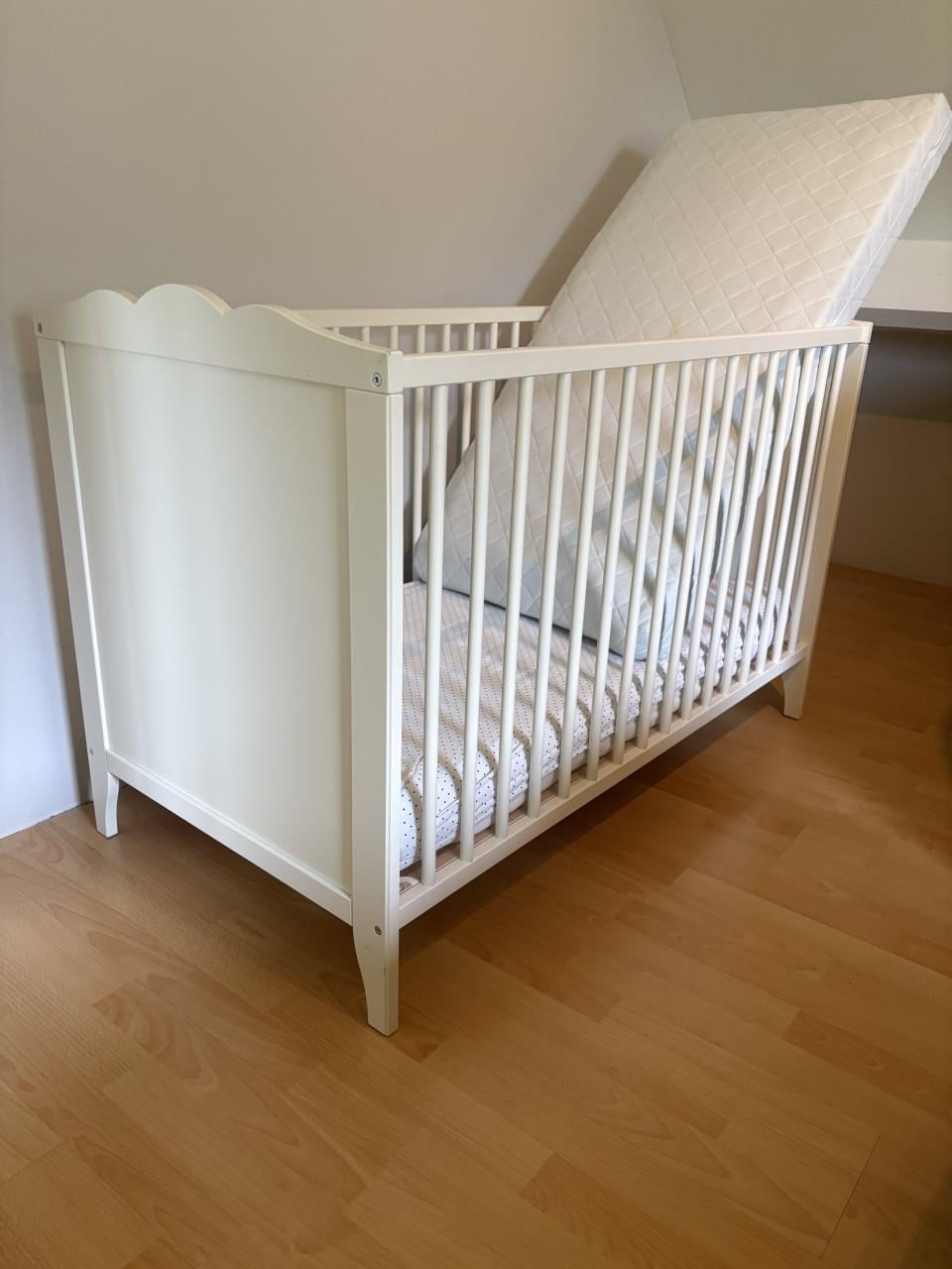 Kinderledikantje met matrasje en aankleedkussen