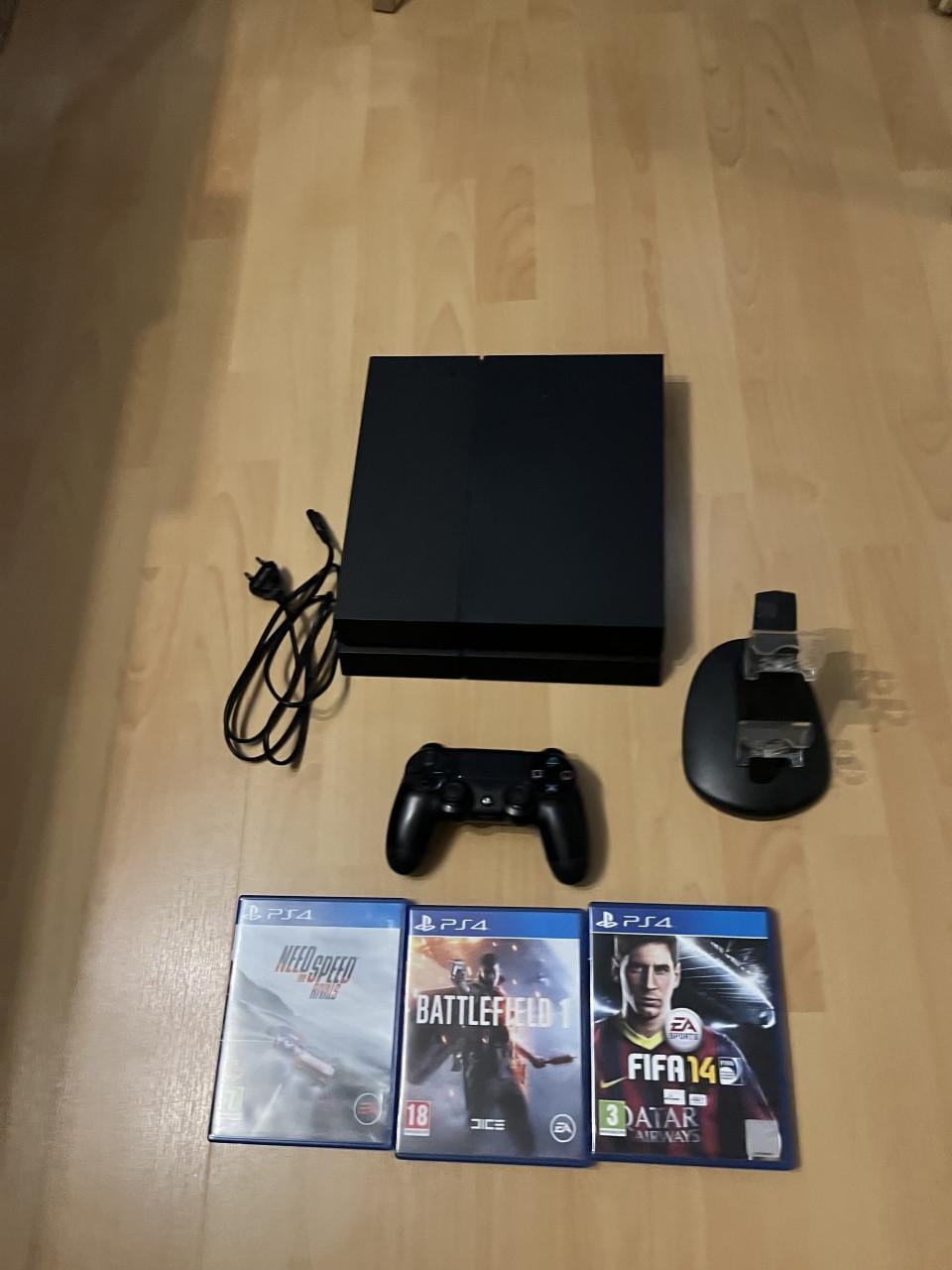 PlayStation 4 1TB met controller, oplaaddock en 3 spellen (Alleen ophalen)
