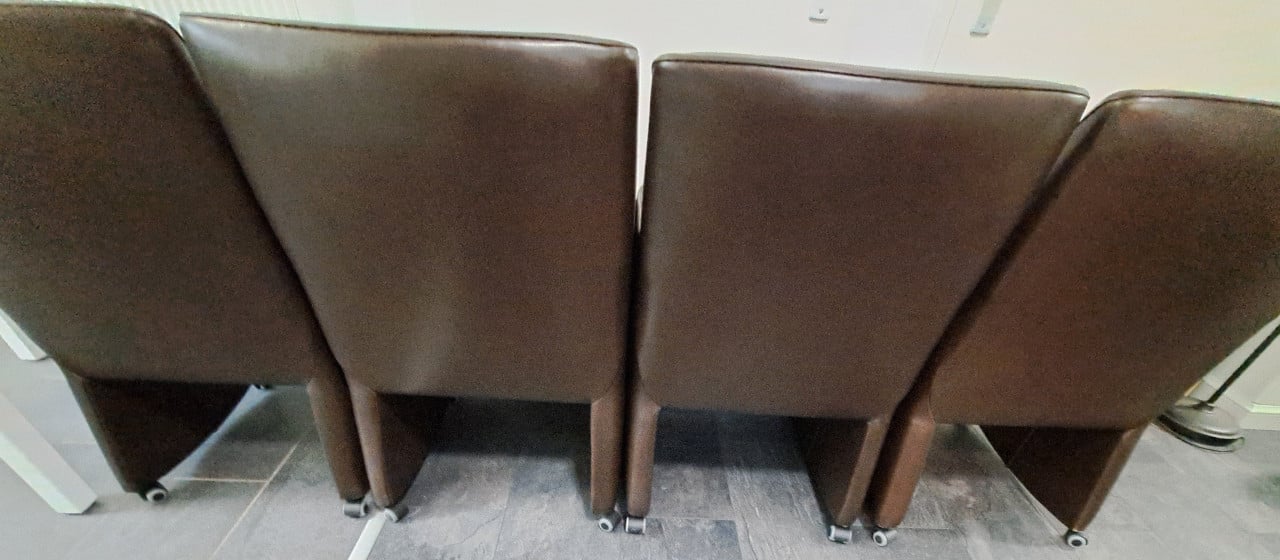 Mooie tafel & 4 bruine kunstlederen stoelen
