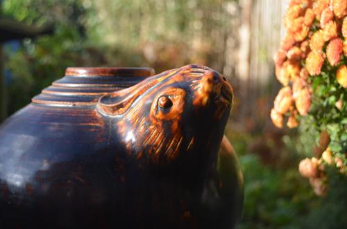 Terracotta offerpot met decoratie v/e konijn. China vroeg 20e eeuw.
