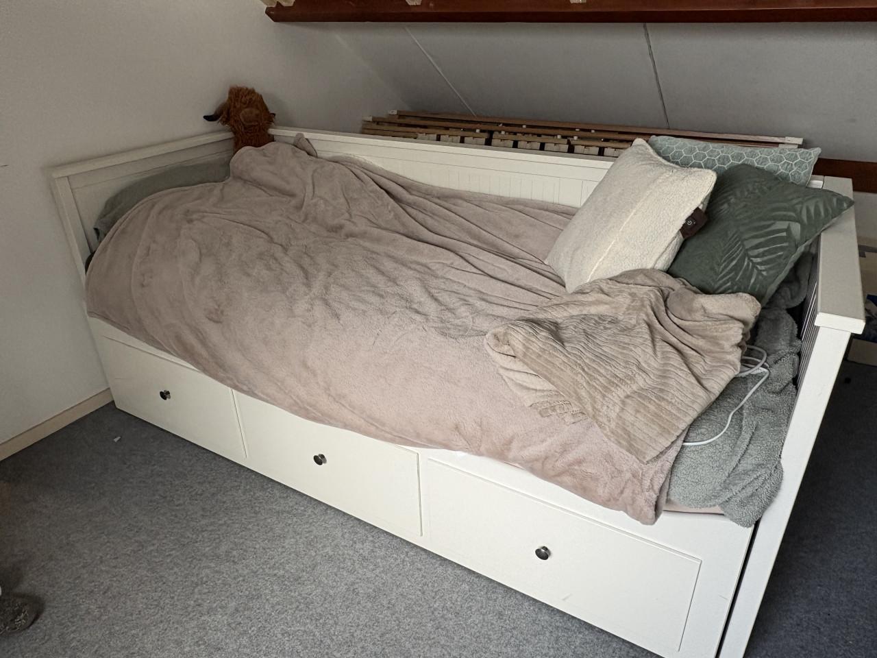 Hemnes bed