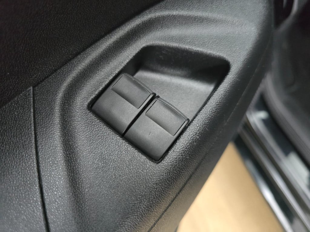 Peugeot 108 occasion in zwart met airco en bluetooth connecten | tweedehand
