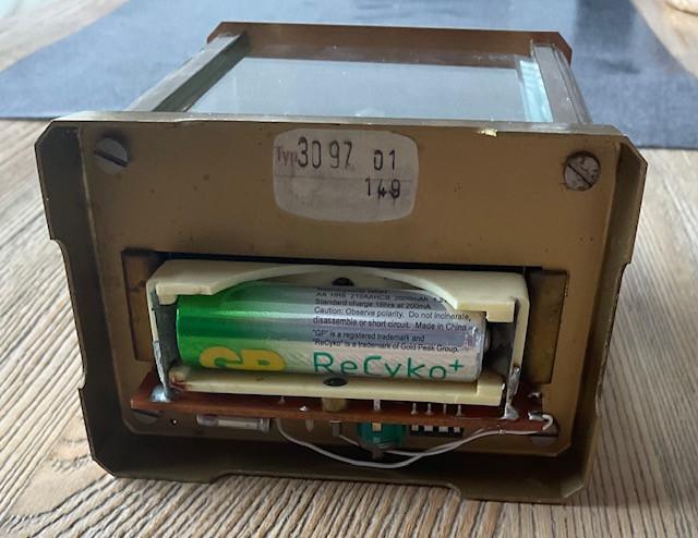 De klok is een vintage KUNDO skeleton carriage clock