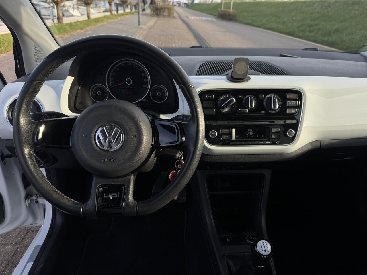 Volkswagen 1.0 High up! Bluemotion white edition