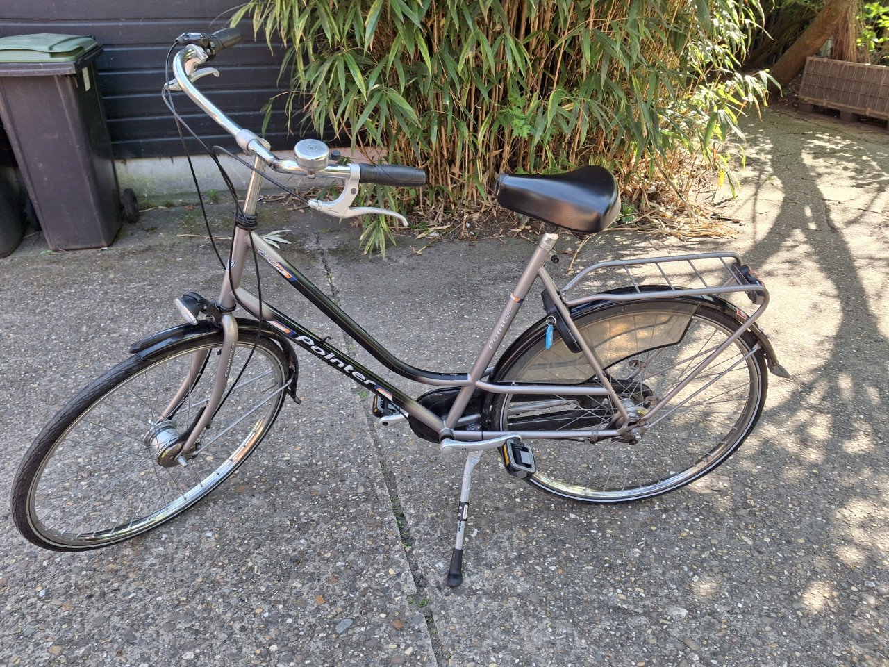 DEGELIJKE DAMESFIETS MET VERSNELLINGEN EN HANDREMMEN