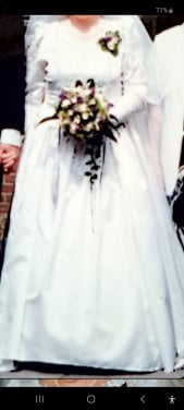 Trouwjurk gebroken wit, lange mouwen met kant.